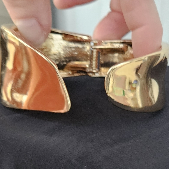 Hinged cuff bracelet - Picture 2 of 2